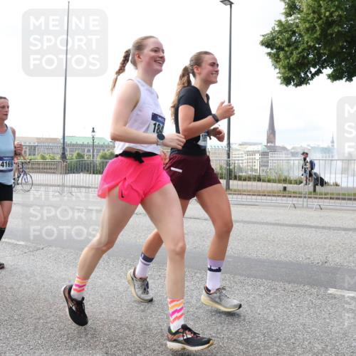 29.06.2025 - hella hamburg halbmarathon Lena Gebhardt http://msf.ph/oto/8422909 29.06.2025 10:06:04 Lombardsbrücke 4169, 184, 1229, 1245, 1448, 1830, 1842, 2471, 2540, 3062, 3461, 3929, 4169, 4542, 4868, 5431, 5762, 6014, 6314, 7138, 7741, 8051, 8316, 8894, 8909, 9339, 9361, 9477, 9917, 10781, 10791, 10998, 11958, 13042, 13054, 13481, 13863, 14369, 14987, 15113, 15145, 15229, 15462, 15537, 15766, 15772, 16441, 16687, 17239, 17731, 17740, 17746, 17885, 18768, 18857, 18966, 18973, 19248 meine-sportfotos.de