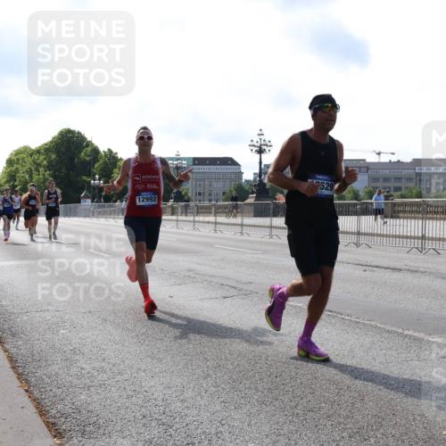 29.06.2025 - hella hamburg halbmarathon Lena Gebhardt http://msf.ph/oto/8422910 29.06.2025 09:42:54 Lombardsbrücke 12992, 2529, 2618, 4338, 5301, 5612, 7331, 7855, 9097, 9269, 9385, 10468, 11078, 11228, 11994, 12341, 12360, 12529, 12992, 13346, 13872, 13913, 14728, 14753, 14836, 16615, 17614, 18037, 18740, 19041, 19042, 19050, 19076, 19078 meine-sportfotos.de