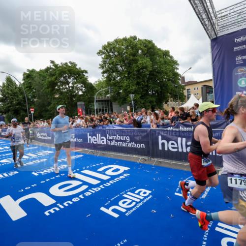29.06.2025 - hella hamburg halbmarathon Zöllner http://msf.ph/oto/8422921 29.06.2025 10:54:36 Ziel 2474, 3794, 4868, 5259, 8798, 9012, 10040, 10368, 10376, 11797, 11799, 12607, 15146 meine-sportfotos.de
