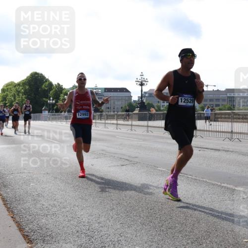 29.06.2025 - hella hamburg halbmarathon Lena Gebhardt http://msf.ph/oto/8422924 29.06.2025 09:42:54 Lombardsbrücke 12992, 12529, 2618, 4338, 5301, 5612, 7331, 7855, 9097, 9269, 9385, 10468, 11078, 11228, 11994, 12341, 12360, 12529, 12992, 13346, 13872, 13913, 14728, 14753, 14836, 16615, 17614, 18037, 18740, 19041, 19042, 19050, 19076, 19078 meine-sportfotos.de