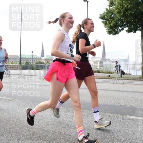 29.06.2025 - hella hamburg halbmarathon Lena Gebhardt http://msf.ph/oto/8422931 29.06.2025 10:06:04 Lombardsbrücke 4169, 1229, 1245, 1448, 1830, 1842, 2471, 2540, 3062, 3461, 3929, 4169, 4542, 4868, 5431, 5762, 6014, 6314, 7138, 7741, 8051, 8316, 8894, 8909, 9339, 9361, 9477, 9917, 10781, 10791, 10998, 11958, 13042, 13054, 13481, 13863, 14369, 14987, 15113, 15145, 15229, 15462, 15537, 15766, 15772, 16441, 16687, 17239, 17731, 17740, 17746, 17885, 18768, 18857, 18966, 18973, 19248 meine-sportfotos.de