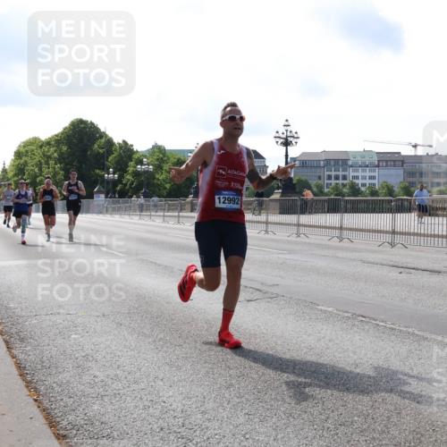 29.06.2025 - hella hamburg halbmarathon Lena Gebhardt http://msf.ph/oto/8422941 29.06.2025 09:42:54 Lombardsbrücke 12992, 12529, 2618, 4338, 5301, 5612, 7331, 7855, 9097, 9269, 9385, 10468, 11078, 11228, 11994, 12341, 12360, 12529, 12992, 13346, 13872, 13913, 14728, 14753, 14836, 16615, 17614, 18037, 18740, 19041, 19042, 19050, 19076, 19078 meine-sportfotos.de