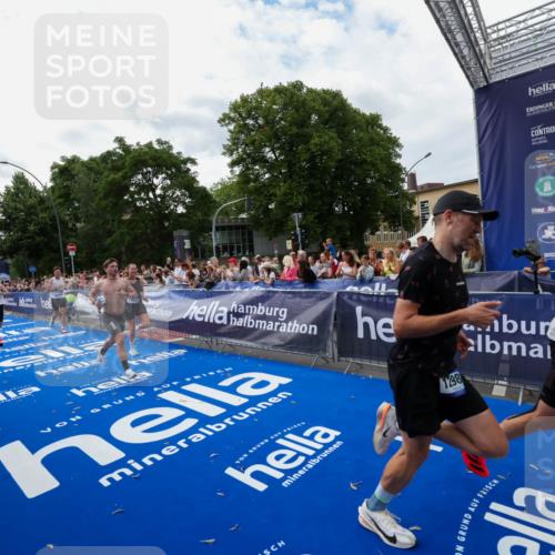 29.06.2025 - hella hamburg halbmarathon Zöllner http://msf.ph/oto/8422949 29.06.2025 10:32:49 Ziel 7965, 8062, 12987, 13686, 13961, 14028, 15054, 16425, 17117, 17151 meine-sportfotos.de