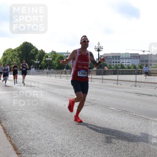29.06.2025 - hella hamburg halbmarathon Lena Gebhardt http://msf.ph/oto/8422957 29.06.2025 09:42:54 Lombardsbrücke 0000, 12341, 12992, 2618, 4338, 5301, 5612, 7331, 7855, 9097, 9269, 9385, 10468, 11078, 11228, 11994, 12341, 12360, 12529, 12992, 13346, 13872, 13913, 14728, 14753, 14836, 16615, 17614, 18037, 18740, 19041, 19042, 19050, 19076, 19078 meine-sportfotos.de