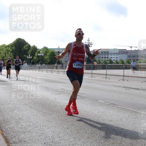 29.06.2025 - hella hamburg halbmarathon Lena Gebhardt http://msf.ph/oto/8422972 29.06.2025 09:42:54 Lombardsbrücke 12992, 2618, 4338, 5301, 5612, 7331, 7855, 9097, 9269, 9385, 10468, 11078, 11228, 11994, 12341, 12360, 12529, 12992, 13346, 13872, 13913, 14728, 14753, 14836, 16615, 17614, 18037, 18740, 19041, 19042, 19050, 19076, 19078 meine-sportfotos.de
