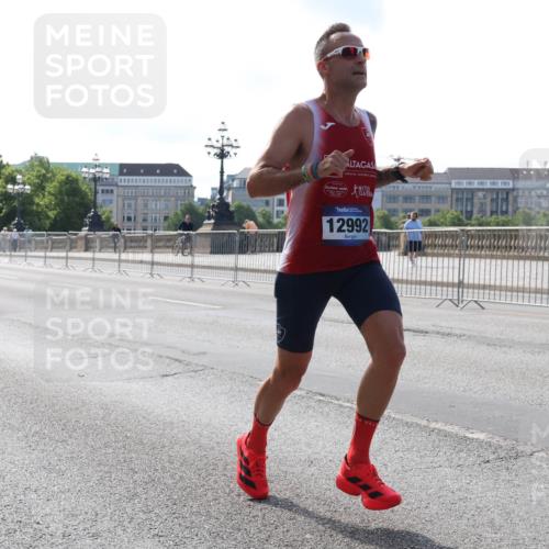 29.06.2025 - hella hamburg halbmarathon Lena Gebhardt http://msf.ph/oto/8422998 29.06.2025 09:42:55 Lombardsbrücke 12992, 4338, 5301, 5612, 7331, 7855, 9097, 9269, 9385, 10468, 11078, 11228, 11994, 12341, 12360, 12529, 12992, 13346, 13872, 13913, 14728, 14753, 14836, 16615, 17614, 18037, 18740, 19041, 19042, 19050, 19076, 19078 meine-sportfotos.de