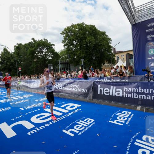 29.06.2025 - hella hamburg halbmarathon Zöllner http://msf.ph/oto/8423020 29.06.2025 10:32:51 Ziel 6358, 7965, 8062, 13686, 14028, 15054, 16425, 17151, 18687 meine-sportfotos.de
