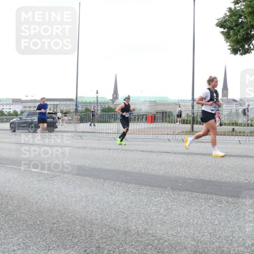 29.06.2025 - hella hamburg halbmarathon Lena Gebhardt http://msf.ph/oto/8423023 29.06.2025 10:52:56 Lombardsbrücke 1369, 1826, 2146, 2291, 2362, 2420, 2528, 2701, 2983, 2988, 3140, 3227, 3787, 4591, 4626, 4729, 5360, 6135, 6521, 7032, 7511, 7681, 7737, 8641, 9068, 9070, 9103, 9545, 10055, 10080, 10392, 10417, 10568, 10600, 10661, 10879, 10928, 10981, 11520, 11524, 11919, 12127, 12128, 12994, 13489, 13916, 13917, 14009, 14038, 14765, 14807, 14977, 14979, 16137 meine-sportfotos.de