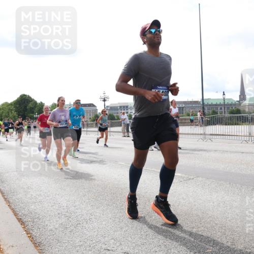 29.06.2025 - hella hamburg halbmarathon Lena Gebhardt http://msf.ph/oto/8423034 29.06.2025 10:18:52 Lombardsbrücke 19130, 5264, 402, 1234, 1349, 1521, 1718, 1755, 1820, 2096, 2703, 2781, 2802, 2821, 3026, 3105, 3118, 3202, 3529, 3591, 3592, 3631, 4123, 4383, 4718, 4802, 4845, 5034, 5049, 5098, 5264, 5266, 5323, 5834, 5910, 6194, 6249, 6332, 6413, 6477, 6482, 6533, 6736, 7051, 7121, 7160, 7214, 7252, 7454, 8341, 8665, 8780, 9270, 9272, 9276, 9505, 9549, 9586, 9652, 9658, 9748, 9756, 9757, 10037, 10172, 10467, 10502, 10687, 10816, 12541, 12548, 12552, 12703 meine-sportfotos.de