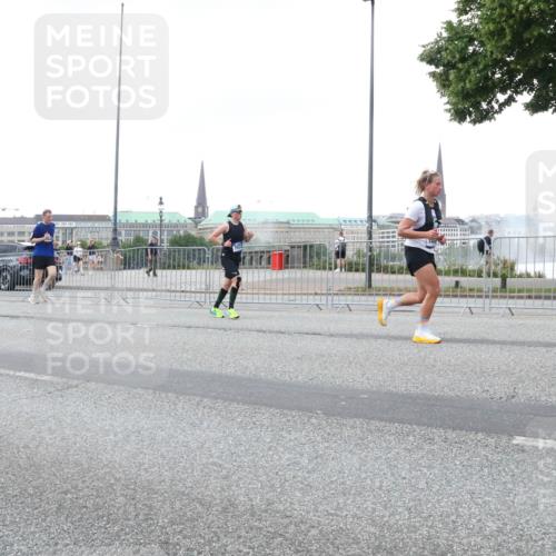 29.06.2025 - hella hamburg halbmarathon Lena Gebhardt http://msf.ph/oto/8423041 29.06.2025 10:52:56 Lombardsbrücke 1369, 1826, 2146, 2291, 2362, 2420, 2528, 2701, 2983, 2988, 3140, 3227, 3787, 4591, 4626, 4729, 5360, 6135, 6521, 7032, 7511, 7681, 7737, 8641, 9068, 9070, 9103, 9545, 10055, 10080, 10392, 10417, 10568, 10600, 10661, 10879, 10928, 10981, 11520, 11524, 11919, 12127, 12128, 12994, 13489, 13916, 13917, 14009, 14038, 14765, 14807, 14977, 14979, 16137 meine-sportfotos.de