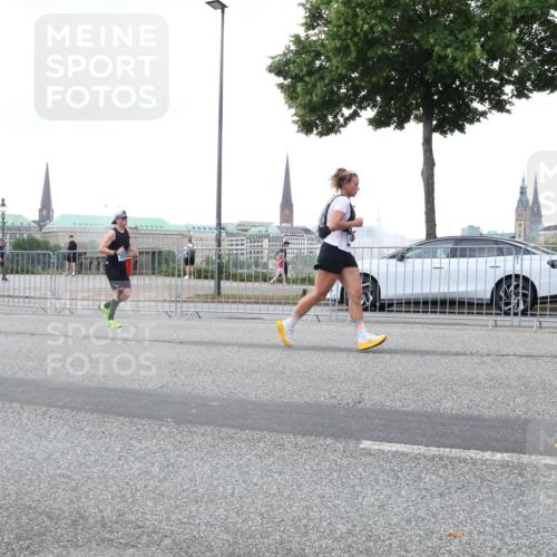 29.06.2025 - hella hamburg halbmarathon Lena Gebhardt http://msf.ph/oto/8423059 29.06.2025 10:52:56 Lombardsbrücke 1369, 1826, 2146, 2291, 2362, 2420, 2528, 2701, 2983, 2988, 3140, 3227, 3787, 4591, 4626, 4729, 5360, 6135, 6521, 7032, 7511, 7681, 7737, 8641, 9068, 9070, 9103, 9545, 10055, 10080, 10392, 10417, 10568, 10600, 10661, 10879, 10928, 10981, 11520, 11524, 11919, 12127, 12128, 12994, 13489, 13916, 13917, 14009, 14038, 14765, 14807, 14977, 14979, 16137 meine-sportfotos.de