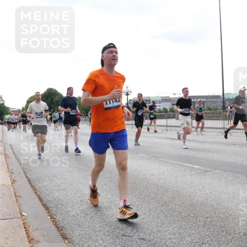 29.06.2025 - hella hamburg halbmarathon Lena Gebhardt http://msf.ph/oto/8423080 29.06.2025 10:43:05 Lombardsbrücke 5067, 9304, 11142, 13049, 1149, 1155, 1467, 1656, 1788, 1816, 1878, 1964, 2103, 2158, 2267, 2361, 2401, 2450, 2509, 2940, 2941, 2971, 3074, 3238, 3283, 3329, 3378, 3518, 3638, 3764, 4056, 4092, 4105, 4177, 4302, 4334, 4385, 4680, 5067, 5268, 5417, 5610, 5720, 5755, 5967, 6120, 6764, 7043, 7461, 7513, 7872, 8161, 8184, 8435, 8795, 8991, 9072, 9304, 9378, 9644, 9976, 10008, 10180, 10454, 10697, 11142, 11710, 12151, 12441, 13049, 13241 meine-sportfotos.de