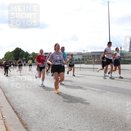 29.06.2025 - hella hamburg halbmarathon Lena Gebhardt http://msf.ph/oto/8423081 29.06.2025 10:18:53 Lombardsbrücke 5266, 19130, 1234, 1349, 1521, 1718, 1755, 1820, 2096, 2703, 2781, 2802, 2821, 3026, 3105, 3118, 3202, 3529, 3591, 3592, 3631, 4123, 4383, 4718, 4802, 4845, 5034, 5049, 5098, 5264, 5266, 5323, 5834, 5910, 6194, 6249, 6332, 6413, 6477, 6482, 6533, 6736, 7051, 7121, 7160, 7214, 7252, 7454, 8341, 8665, 8780, 9270, 9272, 9276, 9505, 9549, 9586, 9652, 9658, 9748, 9756, 9757, 10037, 10172, 10467, 10502, 10687, 10816, 12541, 12548, 12552, 12703 meine-sportfotos.de
