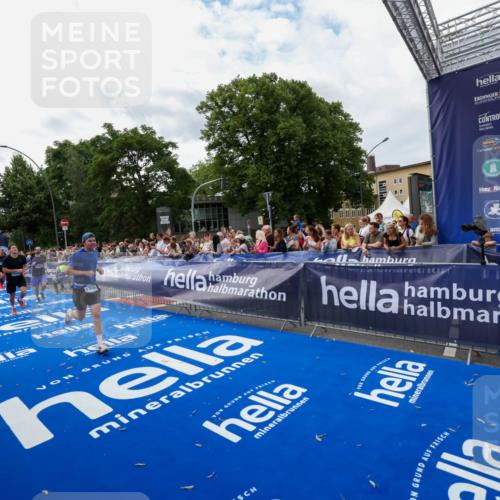 29.06.2025 - hella hamburg halbmarathon Zöllner http://msf.ph/oto/8423095 29.06.2025 10:32:55 Ziel 4463, 4749, 6358, 10453, 12290, 13686, 16425, 18687, 19059 meine-sportfotos.de