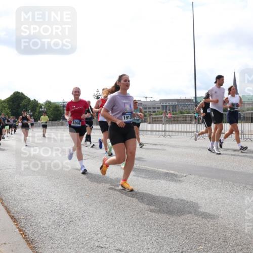 29.06.2025 - hella hamburg halbmarathon Lena Gebhardt http://msf.ph/oto/8423097 29.06.2025 10:18:53 Lombardsbrücke 5266, 19130, 1234, 1349, 1521, 1718, 1755, 1820, 2096, 2703, 2781, 2802, 2821, 3026, 3105, 3118, 3202, 3529, 3591, 3592, 3631, 4123, 4383, 4718, 4802, 4845, 5034, 5049, 5098, 5264, 5266, 5323, 5834, 5910, 6194, 6249, 6332, 6413, 6477, 6482, 6533, 6736, 7051, 7121, 7160, 7214, 7252, 7454, 8341, 8665, 8780, 9270, 9272, 9276, 9505, 9549, 9586, 9652, 9658, 9748, 9756, 9757, 10037, 10172, 10467, 10502, 10687, 10816, 12541, 12548, 12552, 12703 meine-sportfotos.de