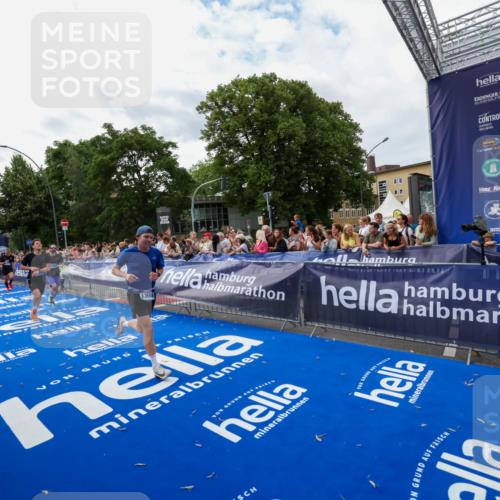 29.06.2025 - hella hamburg halbmarathon Zöllner http://msf.ph/oto/8423106 29.06.2025 10:32:56 Ziel 4463, 4749, 6358, 10453, 12290, 13686, 16425, 18687, 19059 meine-sportfotos.de