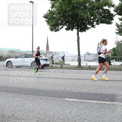 29.06.2025 - hella hamburg halbmarathon Lena Gebhardt http://msf.ph/oto/8423116 29.06.2025 10:52:57 Lombardsbrücke 1369, 1826, 2146, 2291, 2362, 2420, 2701, 2983, 2988, 3140, 3227, 3787, 4591, 4626, 4729, 5360, 5428, 6135, 6521, 7032, 7511, 7681, 7737, 8641, 9068, 9070, 9545, 10055, 10392, 10417, 10568, 10600, 10661, 10879, 10928, 10981, 11520, 11524, 11919, 12127, 12128, 12994, 13489, 13916, 13917, 14009, 14038, 14765, 14807, 14977, 14979, 16137 meine-sportfotos.de