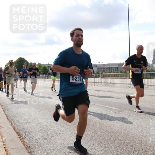 29.06.2025 - hella hamburg halbmarathon Lena Gebhardt http://msf.ph/oto/8423117 29.06.2025 09:52:05 Lombardsbrücke 5231, 5336, 14462, 2018, 564, 1057, 1312, 1353, 1468, 1569, 1604, 1631, 1763, 1903, 2653, 3305, 3437, 3618, 3697, 3852, 4865, 4871, 4915, 4991, 5014, 5047, 5129, 5231, 5336, 5690, 5987, 6373, 6490, 6700, 6705, 6711, 6770, 7092, 7185, 7710, 8074, 8346, 8359, 8564, 8900, 9114, 9348, 9358, 9444, 9547, 9659, 10319, 10375, 10480, 10493, 10669, 10691, 10934, 10978, 11021, 11062, 11679, 11714, 11821, 12438, 12623, 12711, 12772, 13728 meine-sportfotos.de