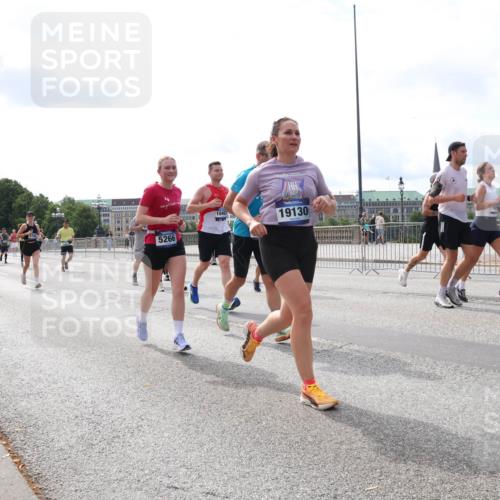 29.06.2025 - hella hamburg halbmarathon Lena Gebhardt http://msf.ph/oto/8423124 29.06.2025 10:18:54 Lombardsbrücke 2703, 5266, 10467, 19130, 1234, 1349, 1521, 1718, 1755, 1820, 2096, 2703, 2781, 2802, 2821, 3026, 3105, 3118, 3202, 3529, 3591, 3592, 3631, 4123, 4383, 4718, 4802, 4845, 5034, 5049, 5098, 5264, 5266, 5323, 5834, 5910, 6194, 6249, 6332, 6413, 6477, 6482, 6533, 6736, 7051, 7121, 7160, 7214, 7252, 7454, 8341, 8665, 8780, 9270, 9272, 9276, 9505, 9549, 9586, 9652, 9658, 9748, 9756, 9757, 10037, 10172, 10467, 10502, 10687, 10816, 12541, 12548, 12552, 12703 meine-sportfotos.de