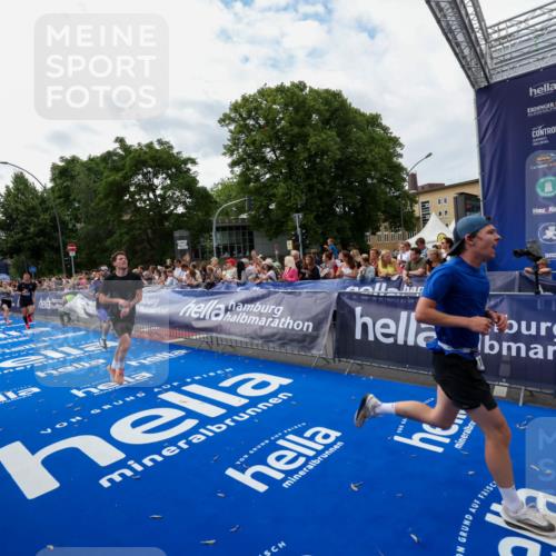 29.06.2025 - hella hamburg halbmarathon Zöllner http://msf.ph/oto/8423128 29.06.2025 10:32:56 Ziel 4463, 4749, 6358, 10453, 12290, 13686, 16425, 18687, 19059 meine-sportfotos.de