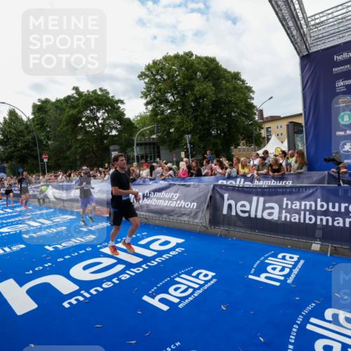 29.06.2025 - hella hamburg halbmarathon Zöllner http://msf.ph/oto/8423138 29.06.2025 10:32:57 Ziel 4463, 4749, 6358, 10453, 12290, 13686, 16425, 18687, 19059 meine-sportfotos.de