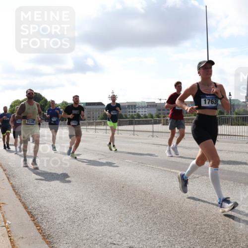 29.06.2025 - hella hamburg halbmarathon Lena Gebhardt http://msf.ph/oto/8423175 29.06.2025 09:52:06 Lombardsbrücke 7710, 16547, 5336, 14462, 14462, 1763, 1057, 1139, 1312, 1353, 1468, 1569, 1604, 1631, 1763, 1903, 2653, 3305, 3437, 3618, 3697, 3852, 4865, 4871, 4915, 4991, 5014, 5047, 5129, 5231, 5336, 5690, 5987, 6373, 6490, 6700, 6705, 6711, 6770, 7092, 7185, 7710, 8074, 8346, 8359, 8564, 8900, 9114, 9348, 9358, 9444, 9547, 9659, 10319, 10375, 10493, 10669, 10691, 10934, 10978, 11021, 11062, 11495, 11679, 11714, 11821, 12438, 12623, 12711, 12772, 13728 meine-sportfotos.de
