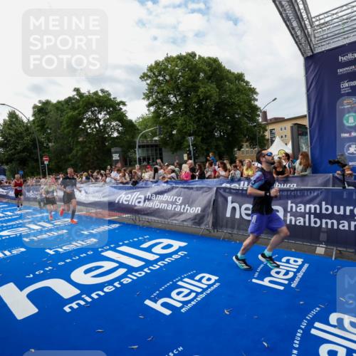29.06.2025 - hella hamburg halbmarathon Zöllner http://msf.ph/oto/8423178 29.06.2025 10:32:58 Ziel 4463, 4749, 6358, 10453, 12290, 16425, 18679, 18687, 19059 meine-sportfotos.de