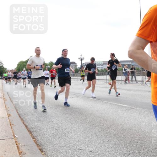 29.06.2025 - hella hamburg halbmarathon Lena Gebhardt http://msf.ph/oto/8423189 29.06.2025 10:43:06 Lombardsbrücke 9304, 3764, 13049, 11142, 1149, 1155, 1467, 1656, 1788, 1816, 1878, 1964, 2103, 2158, 2267, 2361, 2401, 2450, 2509, 2940, 2941, 2971, 3074, 3238, 3283, 3329, 3378, 3518, 3638, 3764, 4056, 4092, 4105, 4177, 4302, 4334, 4385, 4680, 5067, 5268, 5610, 5720, 5755, 5967, 6120, 6440, 6764, 7043, 7461, 7513, 7872, 8161, 8184, 8435, 8795, 8991, 9072, 9304, 9378, 9644, 9976, 10008, 10180, 10697, 11142, 11710, 12151, 12441, 13049, 13241 meine-sportfotos.de