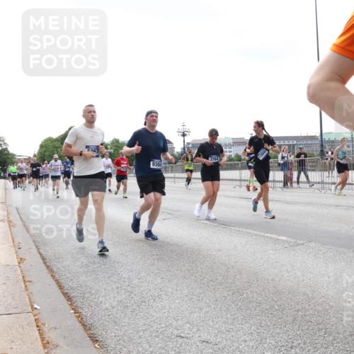29.06.2025 - hella hamburg halbmarathon Lena Gebhardt http://msf.ph/oto/8423215 29.06.2025 10:43:06 Lombardsbrücke 067, 9304, 2049, 1149, 1155, 1467, 1656, 1788, 1816, 1878, 1964, 2103, 2158, 2267, 2361, 2401, 2450, 2509, 2940, 2941, 2971, 3074, 3238, 3283, 3329, 3378, 3518, 3638, 3764, 4056, 4092, 4105, 4177, 4302, 4334, 4385, 4680, 5067, 5268, 5610, 5720, 5755, 5967, 6120, 6440, 6764, 7043, 7461, 7513, 7872, 8161, 8184, 8435, 8795, 8991, 9072, 9304, 9378, 9644, 9976, 10008, 10180, 10697, 11142, 11710, 12151, 12441, 13049, 13241 meine-sportfotos.de
