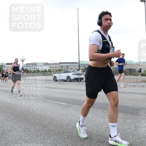 29.06.2025 - hella hamburg halbmarathon Lena Gebhardt http://msf.ph/oto/8423216 29.06.2025 10:52:58 Lombardsbrücke 981, 1369, 1826, 2146, 2291, 2362, 2420, 2701, 2983, 2988, 3140, 3227, 3787, 4591, 4626, 4729, 5360, 5428, 6135, 6521, 7032, 7483, 7511, 7681, 7737, 8641, 9068, 9070, 9545, 10055, 10392, 10417, 10568, 10600, 10661, 10879, 10928, 10981, 11520, 11524, 11919, 12127, 12128, 12994, 13489, 13916, 13917, 14009, 14038, 14765, 14807, 14977, 14979, 16137 meine-sportfotos.de