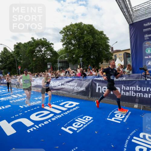 29.06.2025 - hella hamburg halbmarathon Zöllner http://msf.ph/oto/8423224 29.06.2025 10:33:00 Ziel 4463, 4749, 6358, 10453, 11169, 12290, 18679, 19059 meine-sportfotos.de