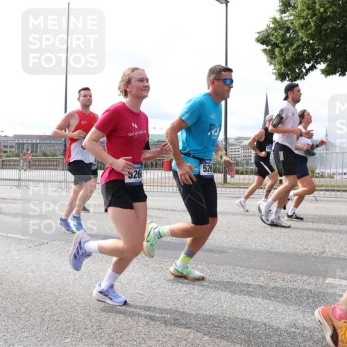 29.06.2025 - hella hamburg halbmarathon Lena Gebhardt http://msf.ph/oto/8423226 29.06.2025 10:18:55 Lombardsbrücke 9549, 7051, 5261, 526, 1234, 1349, 1521, 1718, 1755, 1820, 2096, 2703, 2781, 2802, 2821, 3026, 3105, 3118, 3202, 3529, 3591, 3592, 3631, 4123, 4383, 4718, 4802, 4845, 5034, 5049, 5098, 5264, 5266, 5323, 5429, 5834, 5910, 6194, 6249, 6332, 6413, 6477, 6482, 6533, 6736, 7051, 7121, 7160, 7214, 7252, 7454, 8341, 8665, 8780, 9270, 9272, 9276, 9505, 9549, 9586, 9652, 9658, 9748, 9756, 9757, 10037, 10172, 10467, 10502, 10687, 10816, 12541, 12548, 12552, 12703 meine-sportfotos.de