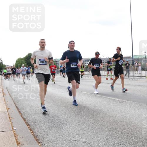 29.06.2025 - hella hamburg halbmarathon Lena Gebhardt http://msf.ph/oto/8423251 29.06.2025 10:43:06 Lombardsbrücke 5067, 9304, 13049, 1149, 1155, 1467, 1656, 1788, 1816, 1878, 1964, 2103, 2158, 2267, 2361, 2401, 2450, 2509, 2940, 2941, 2971, 3074, 3238, 3283, 3329, 3378, 3518, 3638, 3764, 4056, 4092, 4105, 4177, 4302, 4334, 4385, 4680, 5067, 5268, 5610, 5720, 5755, 5967, 6120, 6440, 6764, 7043, 7461, 7513, 7872, 8161, 8184, 8435, 8795, 8991, 9072, 9304, 9378, 9644, 9976, 10008, 10180, 10697, 11142, 11710, 12151, 12441, 13049, 13241 meine-sportfotos.de
