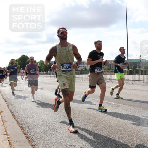 29.06.2025 - hella hamburg halbmarathon Lena Gebhardt http://msf.ph/oto/8423275 29.06.2025 09:52:07 Lombardsbrücke 16547, 5336, 14462, 8888, 1057, 1139, 1312, 1353, 1468, 1569, 1604, 1631, 1763, 1903, 2653, 3305, 3437, 3618, 3697, 3852, 4565, 4865, 4871, 4915, 4991, 5014, 5047, 5129, 5231, 5336, 5690, 5987, 6373, 6490, 6700, 6705, 6711, 6770, 7092, 7185, 7710, 8074, 8346, 8359, 8564, 8900, 9114, 9348, 9358, 9444, 9547, 9659, 10319, 10375, 10493, 10669, 10691, 10741, 10934, 10978, 11021, 11062, 11495, 11679, 11714, 11821, 12438, 12623, 12711, 12772, 13728 meine-sportfotos.de