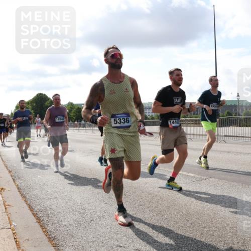 29.06.2025 - hella hamburg halbmarathon Lena Gebhardt http://msf.ph/oto/8423291 29.06.2025 09:52:07 Lombardsbrücke 19009, 16547, 5336, 14462, 1057, 1139, 1312, 1353, 1468, 1569, 1604, 1631, 1763, 1903, 2653, 3305, 3437, 3618, 3697, 3852, 4565, 4865, 4871, 4915, 4991, 5014, 5047, 5129, 5231, 5336, 5690, 5987, 6373, 6490, 6700, 6705, 6711, 6770, 7092, 7185, 7710, 8074, 8346, 8359, 8564, 8900, 9114, 9348, 9358, 9444, 9547, 9659, 10319, 10375, 10493, 10669, 10691, 10741, 10934, 10978, 11021, 11062, 11495, 11679, 11714, 11821, 12438, 12623, 12711, 12772, 13728 meine-sportfotos.de