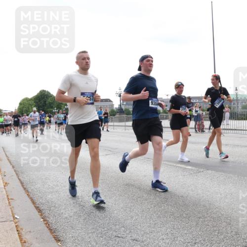 29.06.2025 - hella hamburg halbmarathon Lena Gebhardt http://msf.ph/oto/8423295 29.06.2025 10:43:06 Lombardsbrücke 450, 9304, 3764, 13049, 1149, 1155, 1467, 1656, 1788, 1816, 1878, 1964, 2103, 2158, 2267, 2361, 2401, 2450, 2509, 2940, 2941, 2971, 3074, 3238, 3283, 3329, 3378, 3518, 3638, 3764, 4056, 4092, 4105, 4177, 4302, 4334, 4385, 4680, 5067, 5268, 5610, 5720, 5755, 5967, 6120, 6440, 6764, 7043, 7461, 7513, 7872, 8161, 8184, 8435, 8795, 8991, 9072, 9304, 9378, 9644, 9976, 10008, 10180, 10697, 11142, 11710, 12151, 12441, 13049, 13241 meine-sportfotos.de