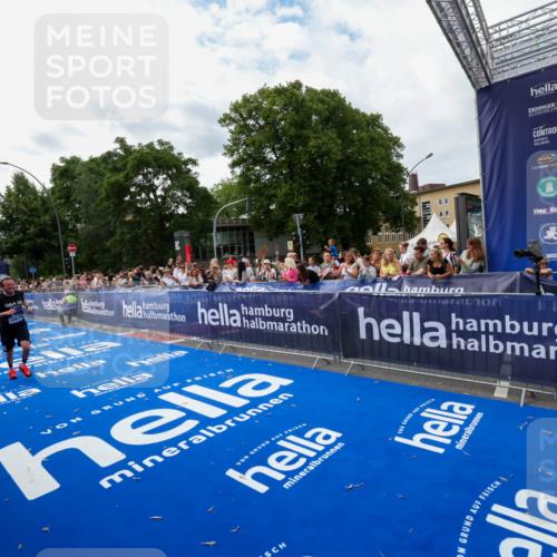 29.06.2025 - hella hamburg halbmarathon Zöllner http://msf.ph/oto/8423312 29.06.2025 10:33:05 Ziel 11169, 17802, 18679 meine-sportfotos.de