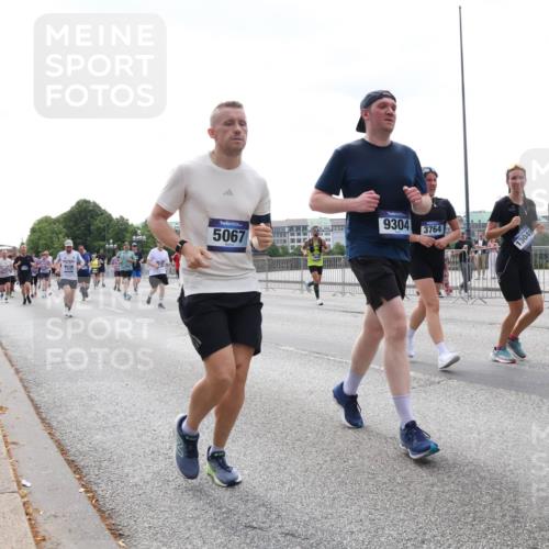 29.06.2025 - hella hamburg halbmarathon Lena Gebhardt http://msf.ph/oto/8423318 29.06.2025 10:43:07 Lombardsbrücke 5067, 9304, 3764, 13049, 1149, 1155, 1467, 1656, 1788, 1816, 1878, 1964, 2103, 2158, 2267, 2361, 2401, 2450, 2509, 2940, 2941, 2971, 3074, 3238, 3283, 3329, 3378, 3518, 3638, 3764, 4056, 4092, 4105, 4177, 4302, 4367, 4385, 4680, 5067, 5268, 5610, 5720, 5755, 5967, 6120, 6440, 7043, 7461, 7513, 7872, 8135, 8161, 8184, 8435, 8795, 8991, 9072, 9304, 9378, 9639, 9641, 9644, 9976, 10008, 10180, 10697, 11142, 11710, 12151, 12441, 13049, 13241 meine-sportfotos.de
