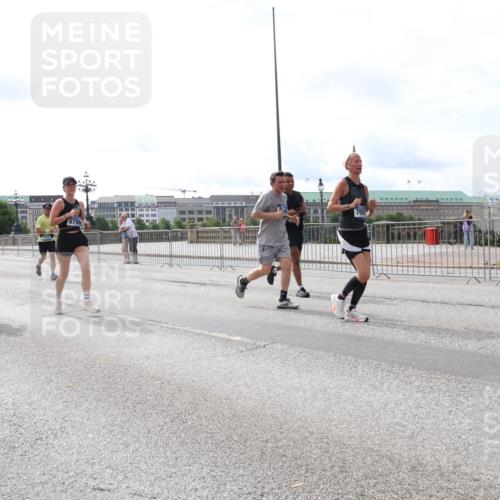 29.06.2025 - hella hamburg halbmarathon Lena Gebhardt http://msf.ph/oto/8423330 29.06.2025 10:18:56 Lombardsbrücke 2703, 7051, 1234, 1349, 1521, 1718, 1755, 1820, 2096, 2703, 2781, 2802, 2821, 3026, 3105, 3118, 3202, 3529, 3591, 3592, 3631, 4123, 4383, 4718, 4802, 4845, 5034, 5049, 5080, 5098, 5264, 5266, 5323, 5429, 5834, 5910, 6194, 6249, 6413, 6477, 6482, 6533, 6736, 7051, 7121, 7160, 7214, 7252, 7454, 8341, 8665, 8778, 8780, 9270, 9272, 9276, 9505, 9549, 9586, 9652, 9658, 9748, 9756, 9757, 10037, 10172, 10467, 10502, 10687, 10816, 12541, 12548, 12552, 12703 meine-sportfotos.de