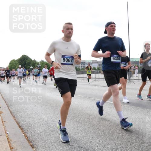 29.06.2025 - hella hamburg halbmarathon Lena Gebhardt http://msf.ph/oto/8423337 29.06.2025 10:43:07 Lombardsbrücke 5067, 9304, 3764, 1304, 1149, 1155, 1467, 1656, 1788, 1816, 1878, 1964, 2103, 2158, 2267, 2361, 2401, 2450, 2509, 2940, 2941, 2971, 3074, 3238, 3283, 3329, 3378, 3518, 3638, 3764, 4056, 4092, 4105, 4177, 4302, 4367, 4385, 4680, 5067, 5268, 5610, 5720, 5755, 5967, 6120, 6440, 7043, 7461, 7513, 7872, 8135, 8161, 8184, 8435, 8795, 8991, 9072, 9304, 9378, 9639, 9641, 9644, 9976, 10008, 10180, 10697, 11142, 11710, 12151, 12441, 13049, 13241 meine-sportfotos.de