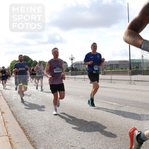 29.06.2025 - hella hamburg halbmarathon Lena Gebhardt http://msf.ph/oto/8423338 29.06.2025 09:52:08 Lombardsbrücke 15206, 1057, 16547, 7710, 335, 5, 1057, 1139, 1312, 1353, 1468, 1569, 1604, 1631, 1763, 1903, 2653, 3305, 3437, 3618, 3697, 3852, 4565, 4865, 4871, 4915, 4991, 5014, 5047, 5129, 5231, 5336, 5690, 5987, 6373, 6490, 6700, 6705, 6711, 6770, 7092, 7185, 7710, 8074, 8346, 8359, 8564, 8900, 9348, 9358, 9444, 9547, 9659, 10319, 10375, 10493, 10691, 10741, 10934, 10978, 11021, 11062, 11495, 11679, 11714, 11821, 12438, 12623, 12711, 12772, 13728 meine-sportfotos.de