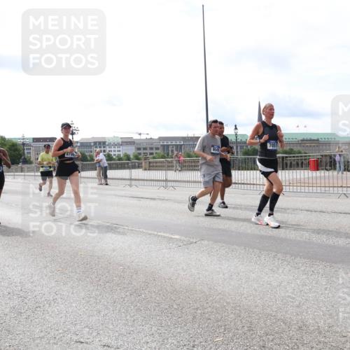 29.06.2025 - hella hamburg halbmarathon Lena Gebhardt http://msf.ph/oto/8423346 29.06.2025 10:18:56 Lombardsbrücke 19010, 2703, 8780, 7051, 1234, 1349, 1521, 1718, 1755, 1820, 2096, 2703, 2781, 2802, 2821, 3026, 3105, 3118, 3202, 3529, 3591, 3592, 3631, 4123, 4383, 4718, 4802, 4845, 5034, 5049, 5080, 5098, 5264, 5266, 5323, 5429, 5834, 5910, 6194, 6249, 6413, 6477, 6482, 6533, 6736, 7051, 7121, 7160, 7214, 7252, 7454, 8341, 8665, 8778, 8780, 9270, 9272, 9276, 9505, 9549, 9586, 9652, 9658, 9748, 9756, 9757, 10037, 10172, 10467, 10502, 10687, 10816, 12541, 12548, 12552, 12703 meine-sportfotos.de
