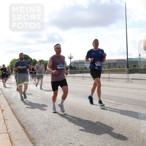 29.06.2025 - hella hamburg halbmarathon Lena Gebhardt http://msf.ph/oto/8423356 29.06.2025 09:52:08 Lombardsbrücke 16547, 7710, 1057, 1139, 1312, 1353, 1468, 1569, 1604, 1631, 1763, 1903, 2653, 3305, 3437, 3618, 3697, 3852, 4565, 4865, 4871, 4915, 4991, 5014, 5047, 5129, 5231, 5336, 5690, 5987, 6373, 6490, 6700, 6705, 6711, 6770, 7092, 7185, 7710, 8074, 8346, 8359, 8564, 8900, 9348, 9358, 9444, 9547, 9659, 10319, 10375, 10493, 10691, 10741, 10934, 10978, 11021, 11062, 11495, 11679, 11714, 11821, 12438, 12623, 12711, 12772, 13728 meine-sportfotos.de