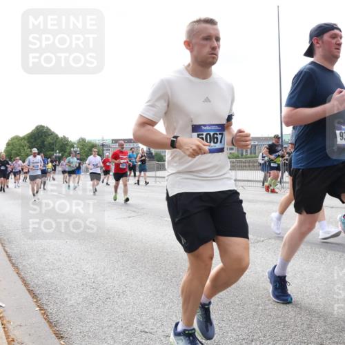29.06.2025 - hella hamburg halbmarathon Lena Gebhardt http://msf.ph/oto/8423358 29.06.2025 10:43:07 Lombardsbrücke 1854, 5067, 930, 1304, 1149, 1155, 1467, 1656, 1788, 1816, 1878, 1964, 2103, 2158, 2267, 2361, 2401, 2450, 2509, 2940, 2941, 2971, 3074, 3238, 3283, 3329, 3378, 3518, 3638, 3764, 4056, 4092, 4105, 4177, 4302, 4367, 4385, 4680, 5067, 5268, 5610, 5720, 5755, 5967, 6120, 6440, 7043, 7461, 7513, 7872, 8135, 8161, 8184, 8435, 8795, 8991, 9072, 9304, 9378, 9639, 9641, 9644, 9976, 10008, 10180, 10697, 11142, 11710, 12151, 12441, 13049, 13241 meine-sportfotos.de