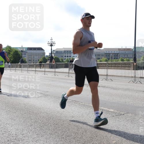 29.06.2025 - hella hamburg halbmarathon Lena Gebhardt http://msf.ph/oto/8423380 29.06.2025 09:43:02 Lombardsbrücke 18037, 4338, 5301, 5612, 7331, 7855, 9097, 9269, 9385, 9565, 9767, 10468, 10867, 11078, 11228, 11994, 12341, 12360, 12529, 12992, 13346, 13374, 13872, 13913, 14728, 14753, 14757, 14836, 15483, 15671, 16615, 17614, 18037, 18328, 18693, 18695, 18740, 18989, 19041, 19042, 19050, 19076, 19078 meine-sportfotos.de