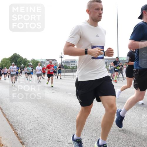 29.06.2025 - hella hamburg halbmarathon Lena Gebhardt http://msf.ph/oto/8423385 29.06.2025 10:43:07 Lombardsbrücke 1854, 930, 13049, 1149, 1155, 1467, 1656, 1788, 1816, 1878, 1964, 2103, 2158, 2267, 2361, 2401, 2450, 2509, 2940, 2941, 2971, 3074, 3238, 3283, 3329, 3378, 3518, 3638, 3764, 4056, 4092, 4105, 4177, 4302, 4367, 4385, 4680, 5067, 5268, 5610, 5720, 5755, 5967, 6120, 6440, 7043, 7461, 7513, 7872, 8135, 8161, 8184, 8435, 8795, 8991, 9072, 9304, 9378, 9639, 9641, 9644, 9976, 10008, 10180, 10697, 11142, 11710, 12151, 12441, 13049, 13241 meine-sportfotos.de