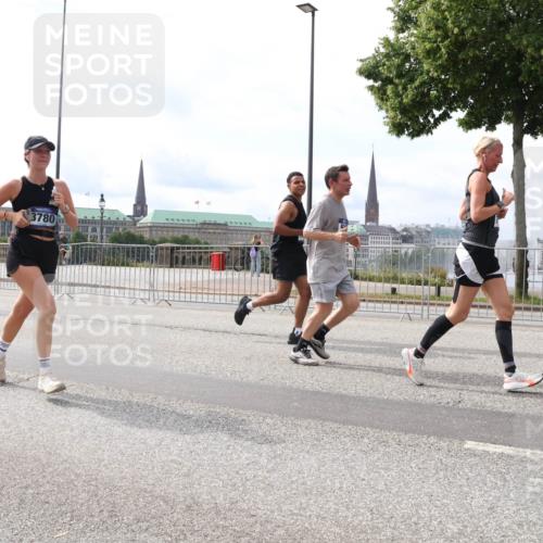 29.06.2025 - hella hamburg halbmarathon Lena Gebhardt http://msf.ph/oto/8423397 29.06.2025 10:18:57 Lombardsbrücke 3780, 1234, 1349, 1521, 1718, 1755, 1820, 2096, 2703, 2781, 2802, 2821, 3026, 3105, 3118, 3202, 3529, 3591, 3592, 3631, 4383, 4718, 4802, 4845, 5034, 5049, 5080, 5098, 5264, 5266, 5323, 5429, 5834, 5910, 6194, 6249, 6413, 6477, 6482, 6533, 6736, 7051, 7121, 7214, 7252, 7454, 8341, 8665, 8761, 8778, 8780, 9270, 9272, 9276, 9505, 9549, 9586, 9652, 9658, 9748, 9756, 9757, 10037, 10172, 10467, 10502, 10816, 12541, 12548, 12552, 12703 meine-sportfotos.de