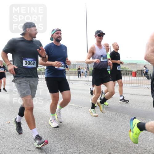 29.06.2025 - hella hamburg halbmarathon Lena Gebhardt http://msf.ph/oto/8423401 29.06.2025 10:06:09 Lombardsbrücke 4542, 8051, 3062, 342, 18966, 15687, 1876, 92, 1229, 1245, 1448, 1766, 1830, 1842, 2471, 2540, 3062, 3929, 4169, 4542, 4666, 4868, 5431, 5762, 6014, 6314, 7138, 7741, 8051, 8316, 8894, 8909, 9339, 9361, 9477, 9560, 9917, 10781, 10791, 10998, 13042, 13054, 13481, 13863, 14369, 14987, 15113, 15145, 15229, 15462, 15537, 15766, 15772, 16441, 16687, 17239, 17740, 17746, 17885, 18042, 18768, 18857, 18910, 18913, 18966, 18973 meine-sportfotos.de