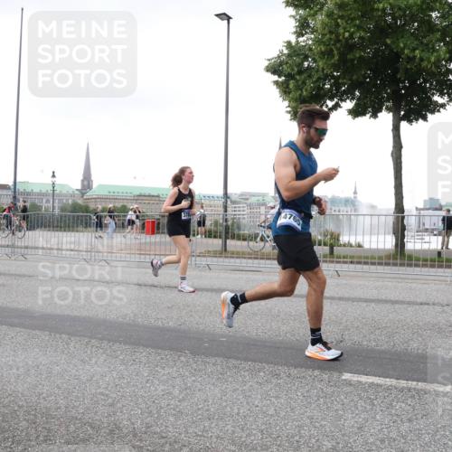 29.06.2025 - hella hamburg halbmarathon Lena Gebhardt http://msf.ph/oto/8423402 29.06.2025 10:53:04 Lombardsbrücke 10417, 4765, 1369, 1826, 2146, 2291, 2362, 2409, 2701, 2988, 3140, 3227, 3787, 4195, 4591, 4626, 4729, 5428, 6135, 6521, 7032, 7483, 7681, 7737, 8414, 8641, 9545, 9764, 10043, 10055, 10417, 10490, 10568, 10600, 10661, 10879, 10981, 11520, 11524, 11919, 12127, 12128, 12193, 12219, 12700, 12994, 13489, 13916, 13917, 14009, 14038, 14765, 14807, 14977, 14979, 16137 meine-sportfotos.de