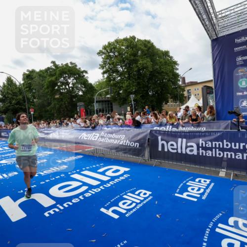 29.06.2025 - hella hamburg halbmarathon Zöllner http://msf.ph/oto/8423404 29.06.2025 10:33:08 Ziel 6473, 11169, 14276, 17802 meine-sportfotos.de